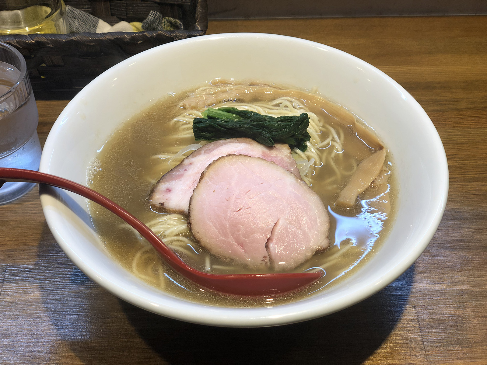 2種類のチャーシュー1枚ずつ計2枚と穂先メンマ・青菜が乗った茶濁したスープのラーメン